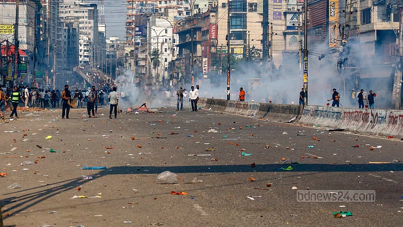 BNP activists continue to clash with police in Kakrail after the party’s rally in Naya Paltan was called off on Saturday, Oct 28, 2023.