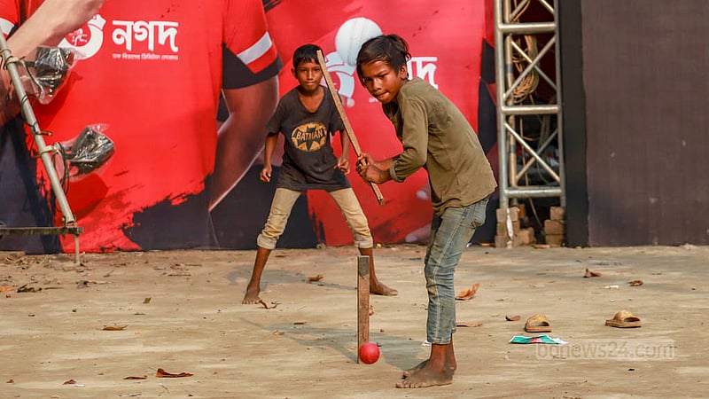 Children also play cricket along with the students at Dhaka University's TSC on Tuesday, Oct 10, 2023. Photo: Tawhiduzzaman Tapu