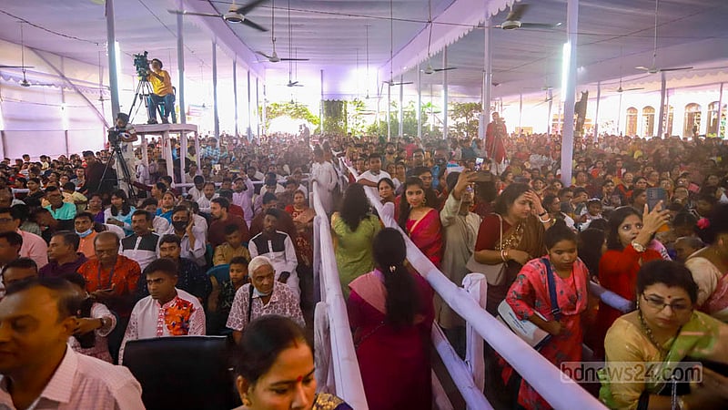 Hindu devotees crowd Dhaka’s Ramakrishna Mission on the morning of Sharadiya Durga Puja’s Maha Ashtami on Sunday, Oct 22, 2023. Photo: Tawhiduzzaman Tapu