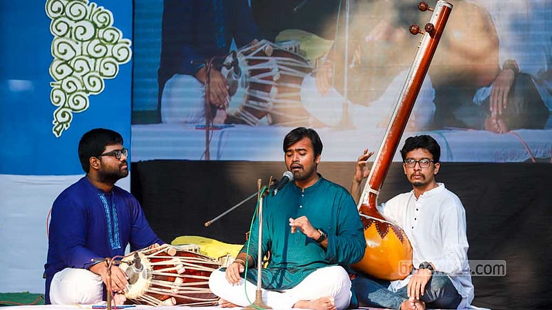 An artiste performs at the Autumn Festival at Bokul Tola At Dhaka University’s Faculty of Fine Arts on Friday, Oct 13, 2023.