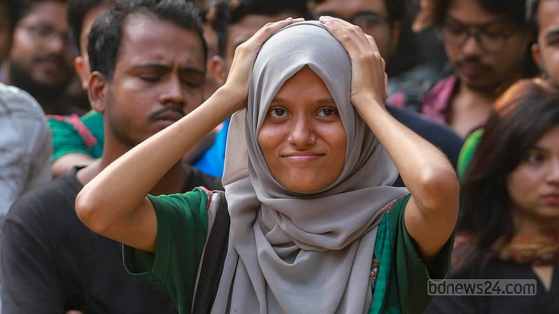Supporters of the Bangladesh cricket team have their hands on their heads at Dhaka University's TSC after the top order fails to fire against England on Tuesday, Oct 10, 2023. Photo: Tawhiduzzaman Tapu