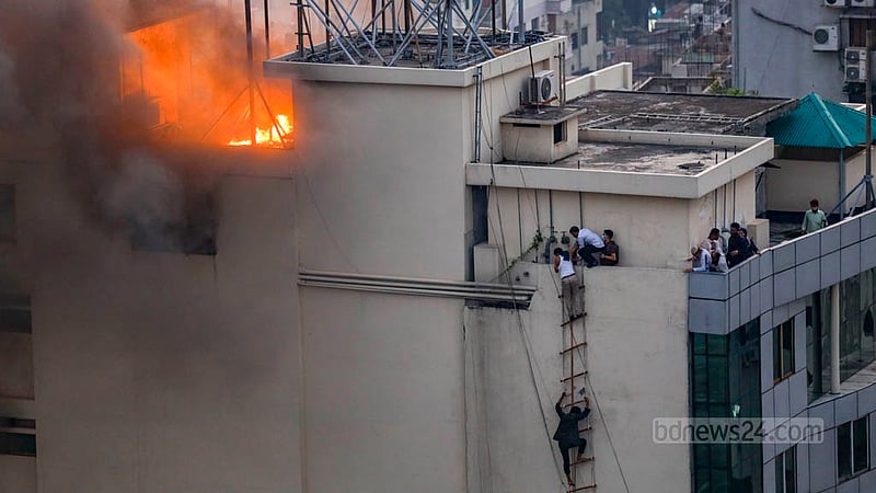 Desperate victims use a rope ladder to escape a fire at Khawaja Tower, a 14-storey commercial building in Mohakhali, on Thursday afternoon, Oct 26, 2023. Photo: Mahmud Zaman Ovi