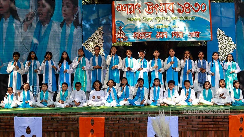 A group of artists perform a chorus at Autumn Festival at Bokul Tola at Dhaka University’s Faculty of Fine Arts on Friday, Oct 13, 2023.