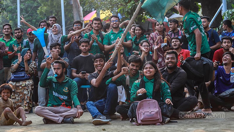 Students enjoy watching the game between England and Bangladesh at Dhaka University's TSC on Tuesday, Oct 10, 2023. Photo: Tawhiduzzaman Tapu