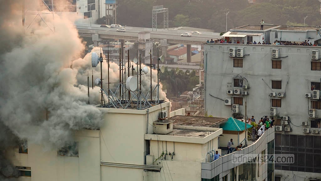 Fire at Mohakhali building housing data centres, servers disrupts internet, mobile services