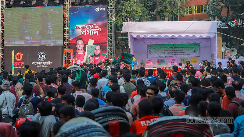 Cricket fans gathered at Dhaka University's TSC to watch the ODI World Cup game between Bangladesh and England on a big projection screen on Tuesday, Oct 10, 2023. Photo: Tawhiduzzaman Tapu