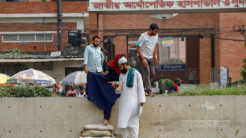 Patients and their relatives struggle to cross the road in front of NITOR as there is no proper zebra crossing in front of the institute. Photo: Mahmud Zaman Ovi
