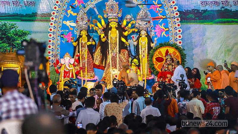 Hindu devotees crowd Dhaka’s Ramakrishna Mission on the morning of Sharadiya Durga Puja’s Maha Ashtami on Sunday, Oct 22, 2023. Photo: Tawhiduzzaman Tapu