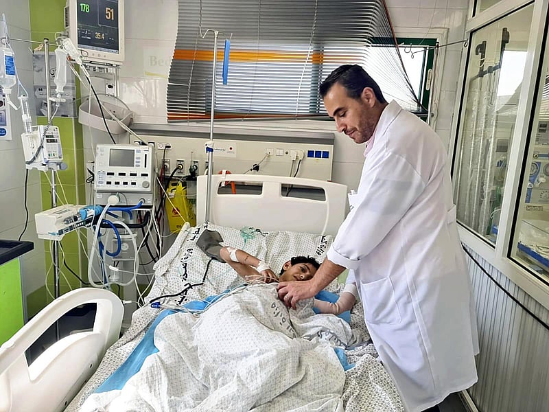 A doctor examines a boy at a hospital in Khan Younis, Gaza Strip on Oct. 23, 2023. ( The Yomiuri Shimbun )