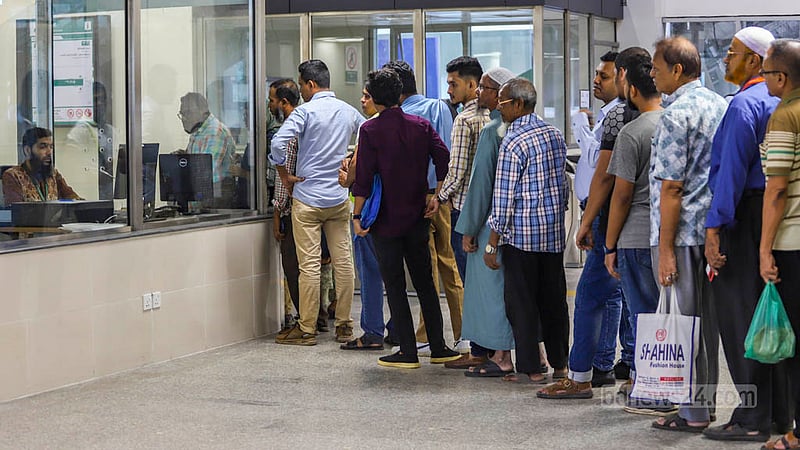 Passengers line up for metro rail tickets to Uttara and other stations at Motijheel on the first day of services on the route on Sunday, Nov 5, 2023.  Photo: Tawhiduzzaman Tapu