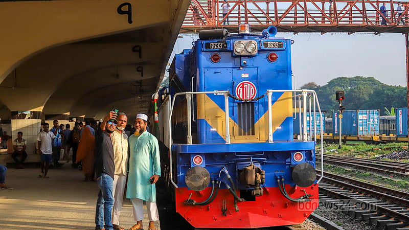 A Sundarban Express train departs Dhaka from Kamalapur Railway Station to head for Khulna using the Padma Bridge Rail Link on Thursday, Nov 2, 2023. Photo: Tawhiduzzaman Tapu