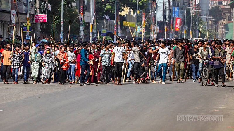 Thousands of RMG workers carrying sticks march towards the Mirpur-10 roundabout from Mirpur 11 in Dhaka amid protests for a wage hike and justice for ‘attacks’ on protesters on Wednesday, Nov 1, 2023. Photo: Tawhiduzzaman Tapu