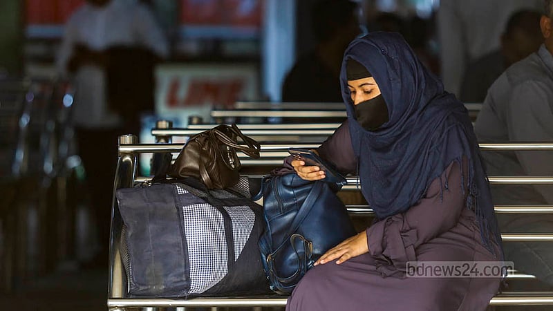 A woman waits for the bus to arrive at Mohakhali Bus Terminal after the BNP’s third phase of blockades ended on Friday, Nov 10, 2023. Photo: Mahmud Zaman Ovi