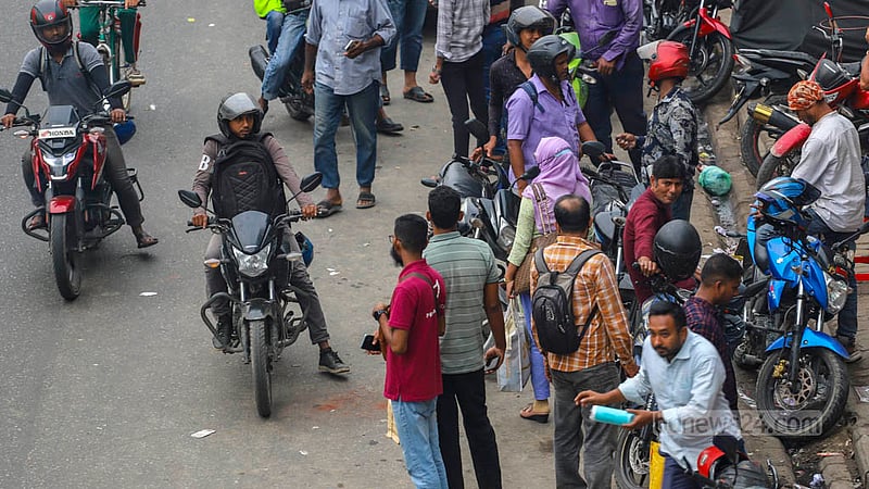 With few public transport on the roads, many seeking trips choose to travel by motorcycles amid the BNP’s fifth round of blockade on Thursday, Nov 16, 2023. Photo: Tawhiduzzaman Tapu