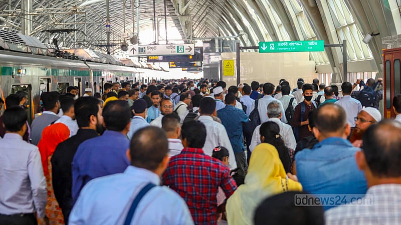 Passengers crowd metro rail’s Motijheel Station early on Thursday,  Photo: Tawhiduzzaman TapuNov 9, 2023.