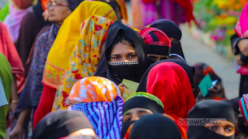 People who are not registered under the government’s family cards programme throng the Mohammadpur Town Hall area for goods sold by dealers of the Trading Corporation of Bangladesh on Wednesday, Nov 15, 2023. Photo: Tawhiduzzaman Tapu