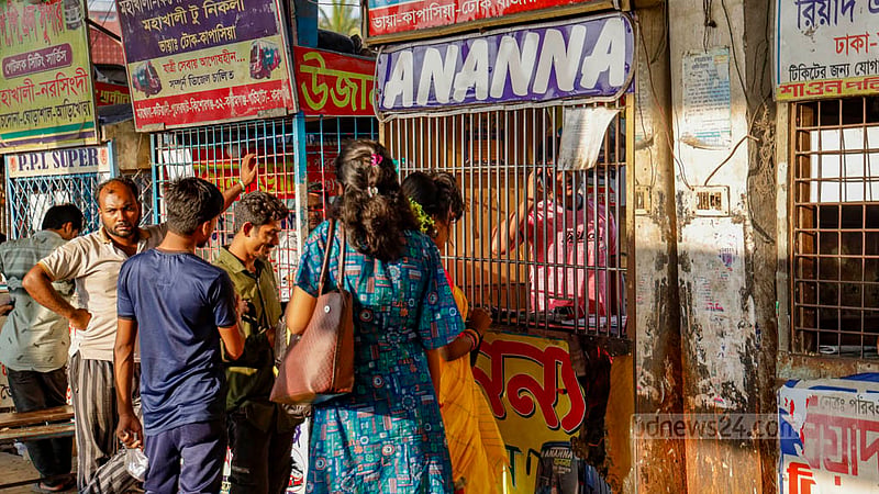 Passengers buy tickets from a counter at Mohakhali Bus Terminal as long-route services resumed after the BNP’s third phase of blockades ended on Friday, Nov 10, 2023. Photo: Mahmud Zaman Ovi