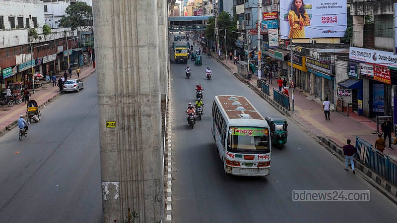 A view of the road in Dhaka's Farmgate area on Sunday, Nov 19, 2023, the first day of a 48-hour hartal called by the BNP and Jamaat-e-Islami. Photo: Tawhiduzzaman Tapu