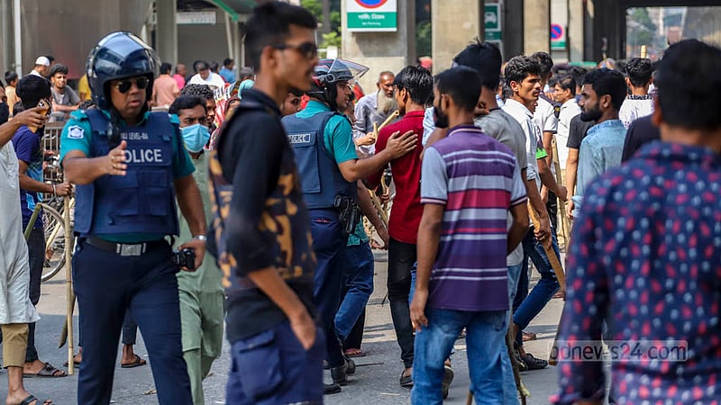 Police officers try to stop RMG workers protesting for a wage hike in Dhaka's Mirpur-10 on Wednesday, Nov 1, 2023. Photo: Tawhiduzzaman Tapu