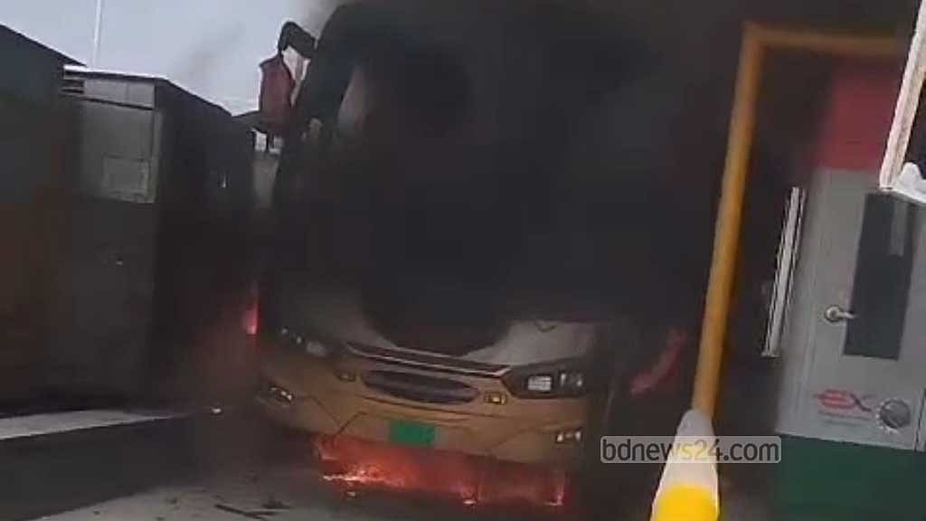 Three injured after bus catches fire on Dhaka-Mawa expressway