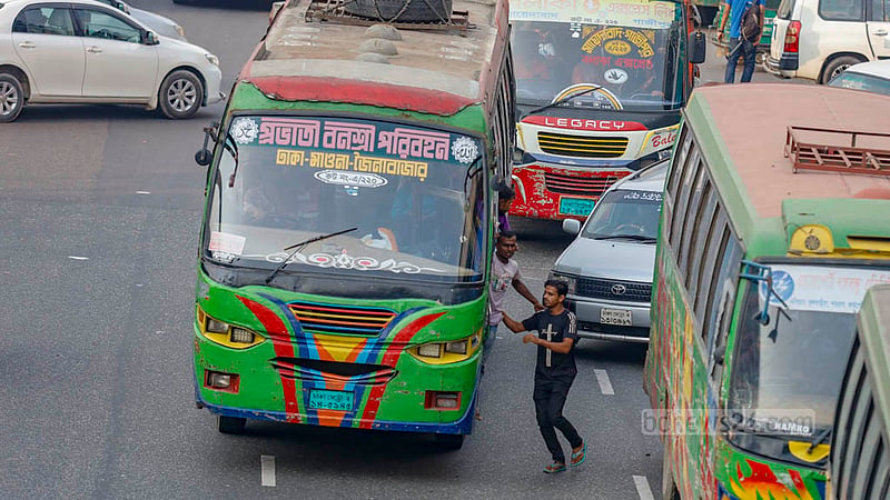A bus operator picks up passengers, blocking the route for cars in Dhaka’s Banani, causing traffic congestion. Photo: Mahmud Zaman Ovi