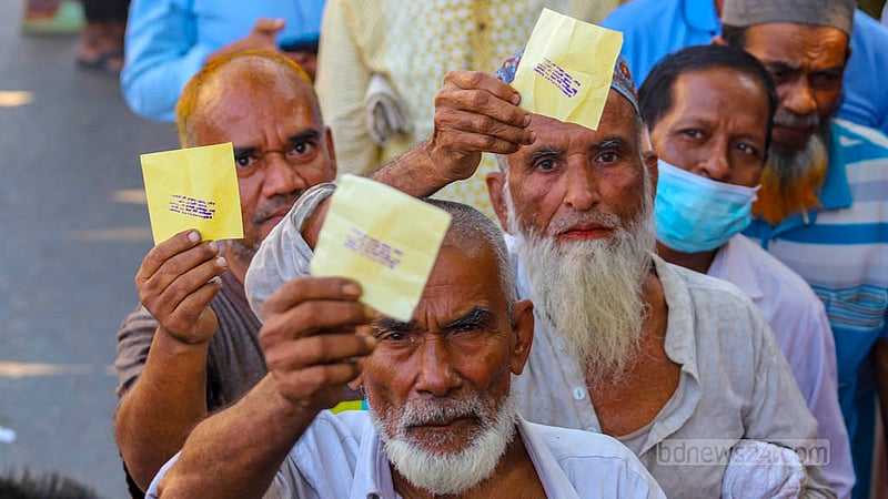 Customers not registered under the government’s family cards programme queue up with slips to buy goods at subsidised prices from a TCB dealer in Dhaka on Wednesday, Nov 15, 2023. Photo: Tawhiduzzaman Tapu