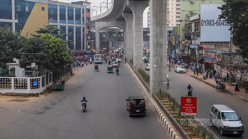 Light traffic on the streets of Dhaka’s Farmgate on Thursday, Nov 16, 2023, amid the BNP’s fifth round of blockade. Photo: Tawhiduzzaman Tapu