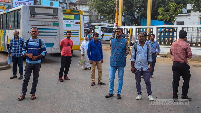 Commuters wait for buses in Dhaka's Farmgate area on Sunday, Nov 19, 2023, the first day of a 48-hour hartal called by the BNP and Jamaat-e-Islami. Photo: Tawhiduzzaman Tapu