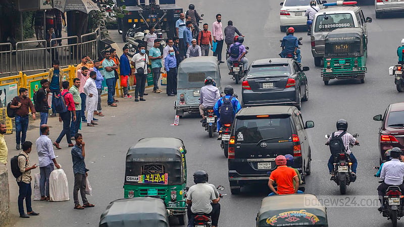 Passengers wait for buses on Dhaka-Mymensingh road amid the BNP’s fifth round of blockade on Thursday, Nov 16, 2023.  Photo: Tawhiduzzaman Tapu