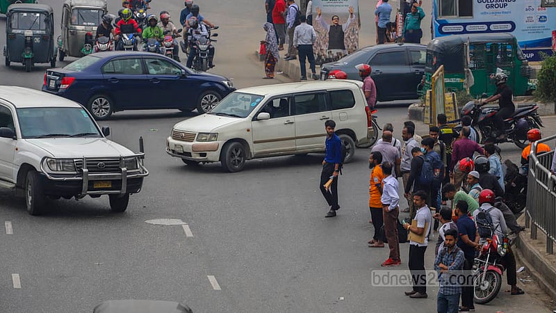 Passengers wait for buses on Dhaka-Mymensingh road amid the BNP’s fifth round of blockade on Thursday, Nov 16, 2023.  Photo: Tawhiduzzaman Tapu