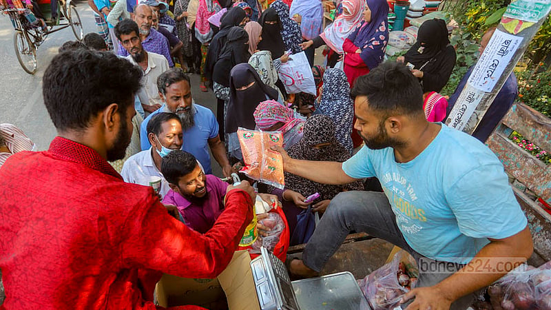 Customers buy daily commodities at subsidised prices from a TCB dealer in the Mohammadpur Town Hall area on Wednesday, Nov 15, 2023. Photo: Tawhiduzzaman Tapu