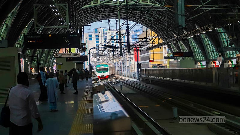 A metro rail train from Uttara enters Motijheel station on Sunday, Nov 5, 2023. Photo: Tawhiduzzaman Tapu