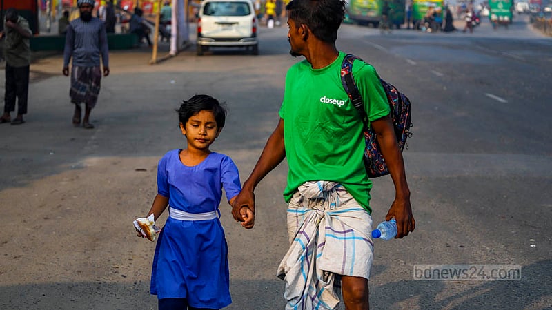 Students on their way to school amid a 48-hour blockade called by the BNP on Wednesday morning, Nov 8, 2023. Photo: Tawhiduzzaman Tapu