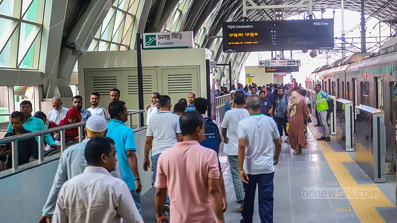 Commuters crowd Dhaka Metro Rail’s Motijheel Station on the first day of services on Uttara-Motijheel route on Sunday, Nov 5, 2023.  Photo: Tawhiduzzaman Tapu