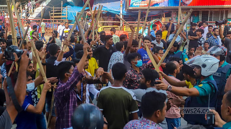 RMG workers carrying sticks protest in Dhaka's Mirpur-10 area, demanding a wage hike and justice for 'attacks' on fellow workers on Wednesday, Nov 1, 2023. Photo: Tawhiduzzaman Tapu