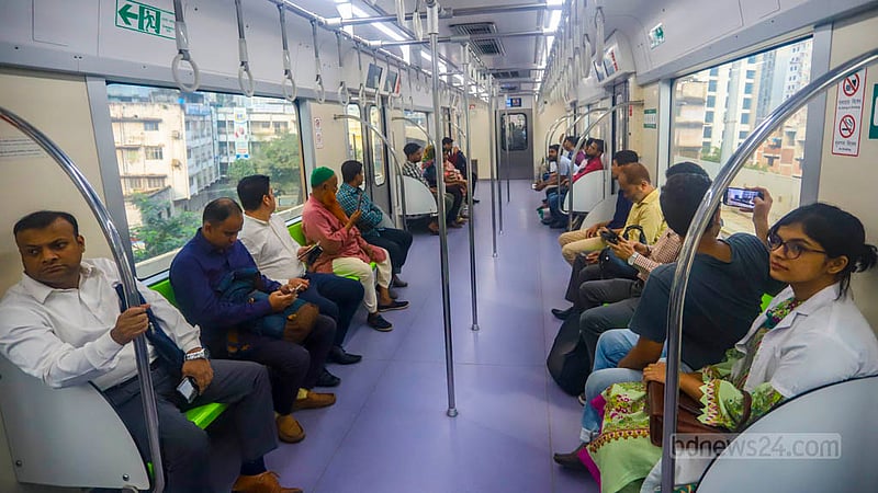 Commuters travel from Motijheel to other stations by metro rail on the first day of services on Uttara-Motijheel route on Sunday, Nov 5, 2023.  Photo: Tawhiduzzaman Tapu