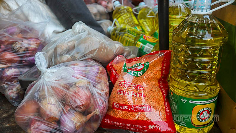 Customers buy a package of four types of goods at a total of Tk 480, a subsidised rate, from a dealer of the Trading Corporation of Bangladesh under a programme for people who do not have family cards on Wednesday, Nov 15, 2023. Photo: Tawhiduzzaman Tapu