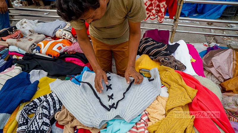 The cold weather is yet to set in during the Bengali month of Kartik, and blockades have reduced the number of customers in shopping areas around New Market.