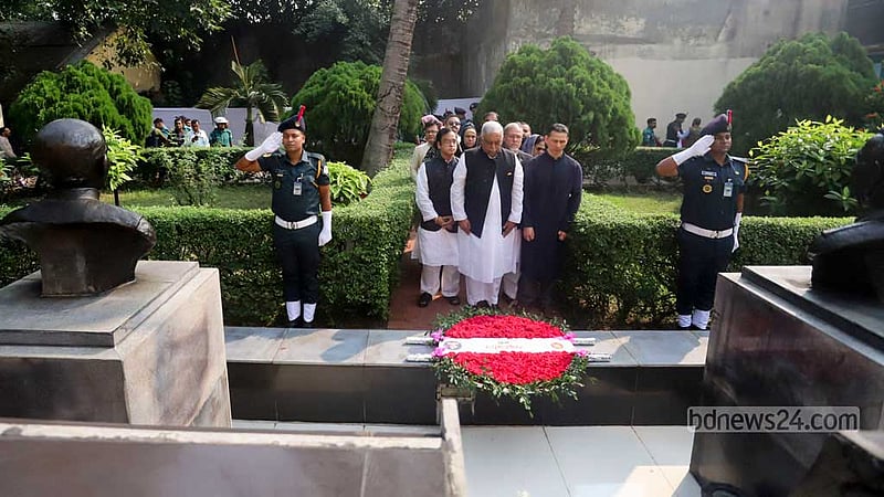 Home Minister Asaduzzaman Khan, along with local MP Haji Salim, pays tribute to the four national leaders at the old central jail on Nazimuddin Road to mark Jail Killing Day. Photo: Tawhiduzzaman Tapu