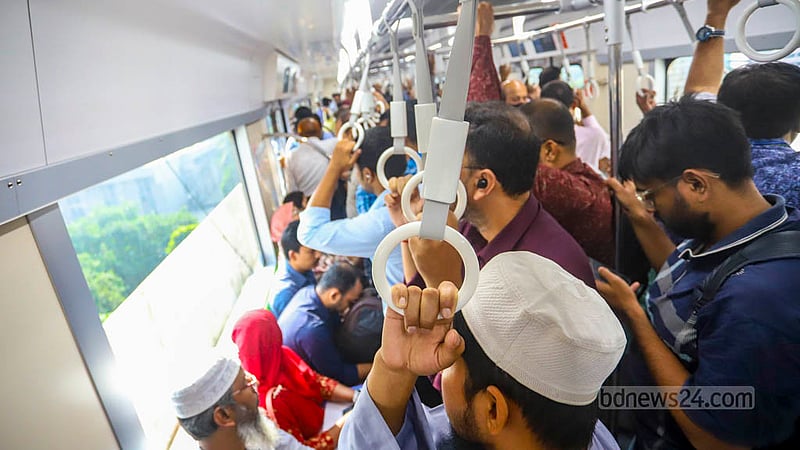 Scores of passengers ride the metro rail from Uttara to motijheel on the last day of the BNP’s nationwide blockade on Thursday, Nov 9, 2023.   Photo: Tawhiduzzaman Tapu