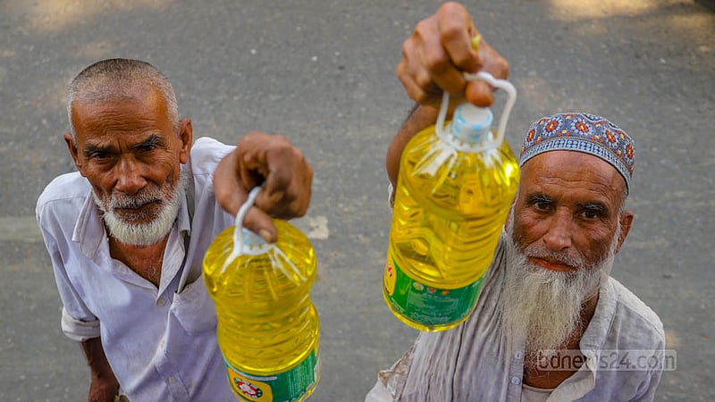 People return home after buying daily commodities at subsidised prices from a TCB dealer in the Mohammadpur Town Hall area on Wednesday, Nov 15, 2023. Photo: Tawhiduzzaman Tapu
