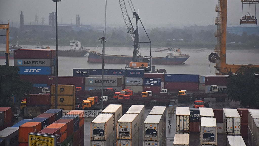 Chattogram Port suspends cargo handling as Cyclone Midhili hits coast
