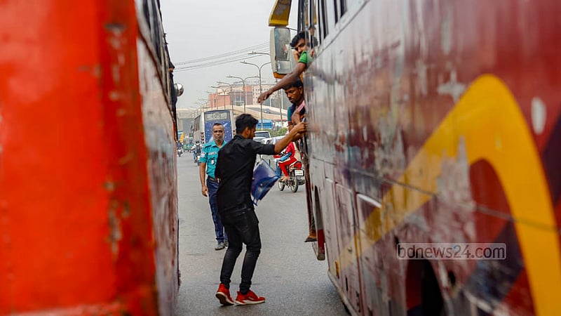 Bus drivers race to pick up passengers in the presence of police in Dhaka’s Kakoli intersection. Photo: Mahmud Zaman Ovi
