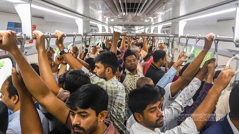 Scores of passengers ride the metro rail from Uttara to motijheel on the last day of the BNP’s nationwide blockade on Thursday, Nov 9, 2023.  Photo: Tawhiduzzaman Tapu