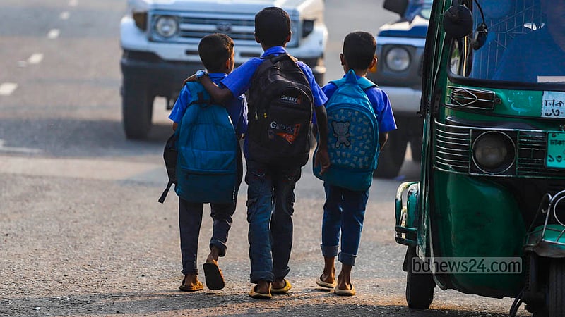 Students on their way to school amid a 48-hour blockade called by the BNP on Wednesday morning, Nov 8, 2023. Photo: Tawhiduzzaman Tapu