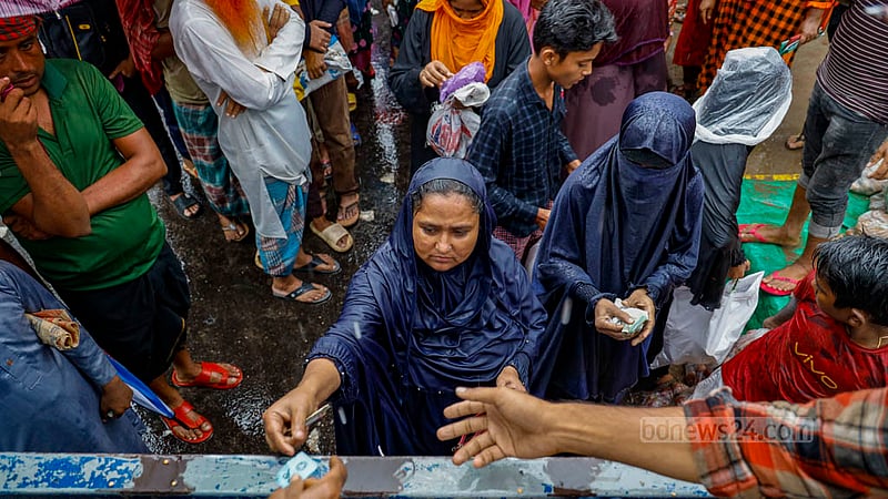 Ruma Begum, a customer, buys goods from a TCB truck at Hatirjheel’s Madhubagh after waiting in the rain since 8 am on Thursday, Dec 7, 2023. u