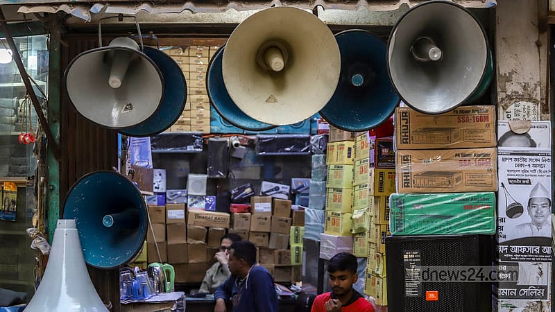 The shops offering loudspeakers in Dhaka's Patuatuli have seen no improvement in their business ahead of the 12th national poll.