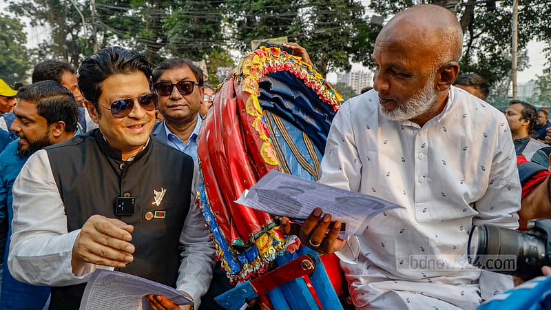 Actor Ferdous Ahmed, the Awami League candidate for the Dhaka-10 constituency in the 12th parliamentary election, distributes campaign leaflets in Azimpur on Monday, Dec 18, 2023.