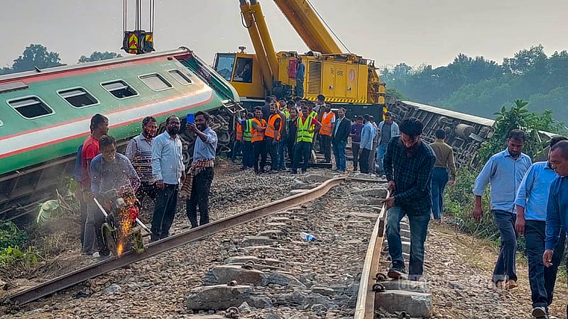 Dec 14: Seven coaches of Mohanganj Express derail in Gazipur as saboteurs cut off the tracks amid the BNP’s protests. 