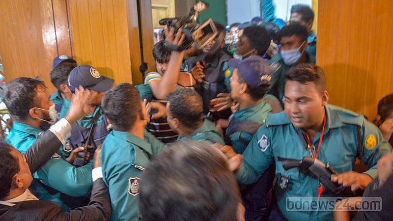 Mar 15: Police assault journalists during clashes between lawyers loyal to the Awami League and the BNP. 